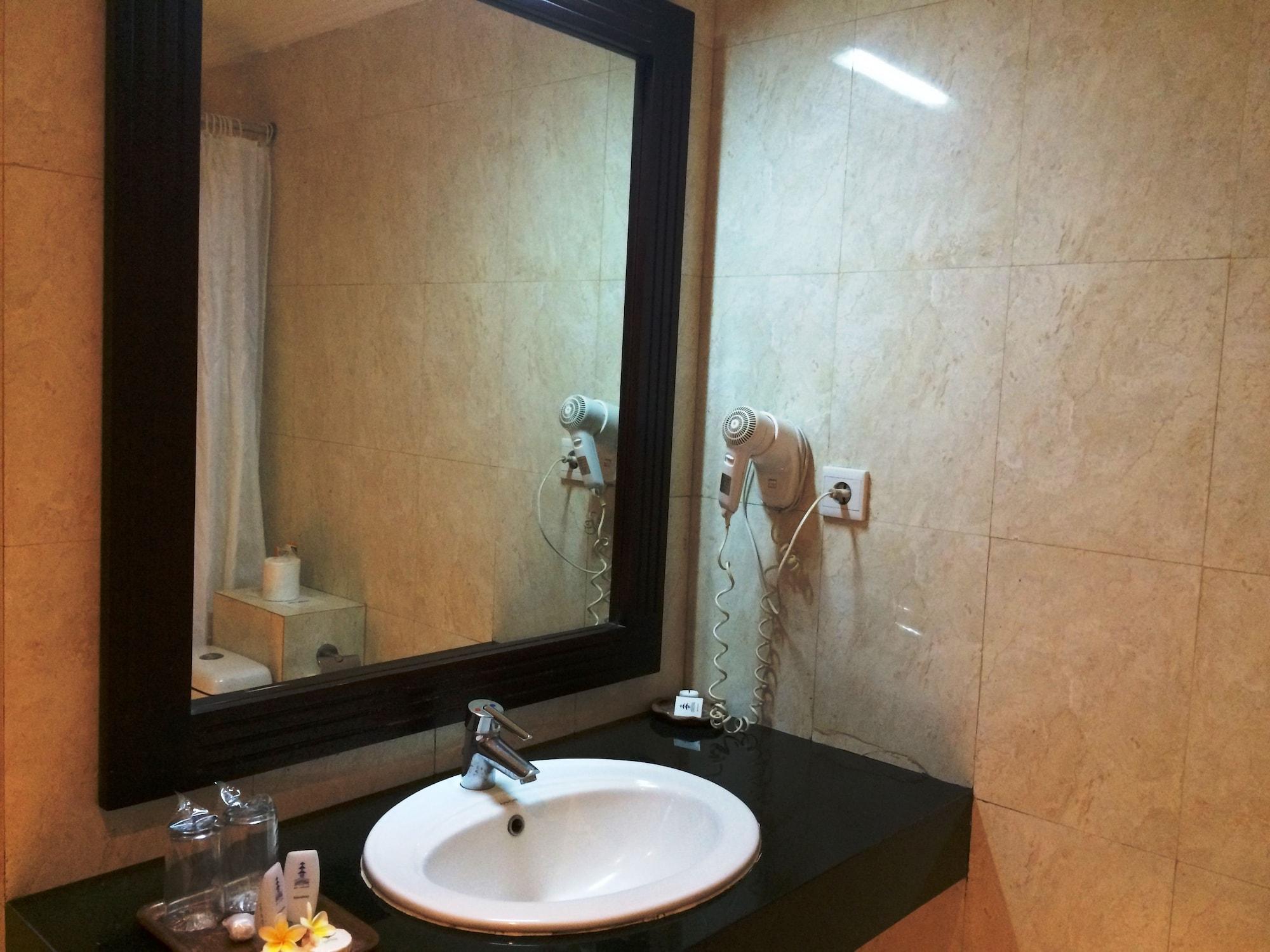 Puri Raja Hotel Legian Extérieur photo